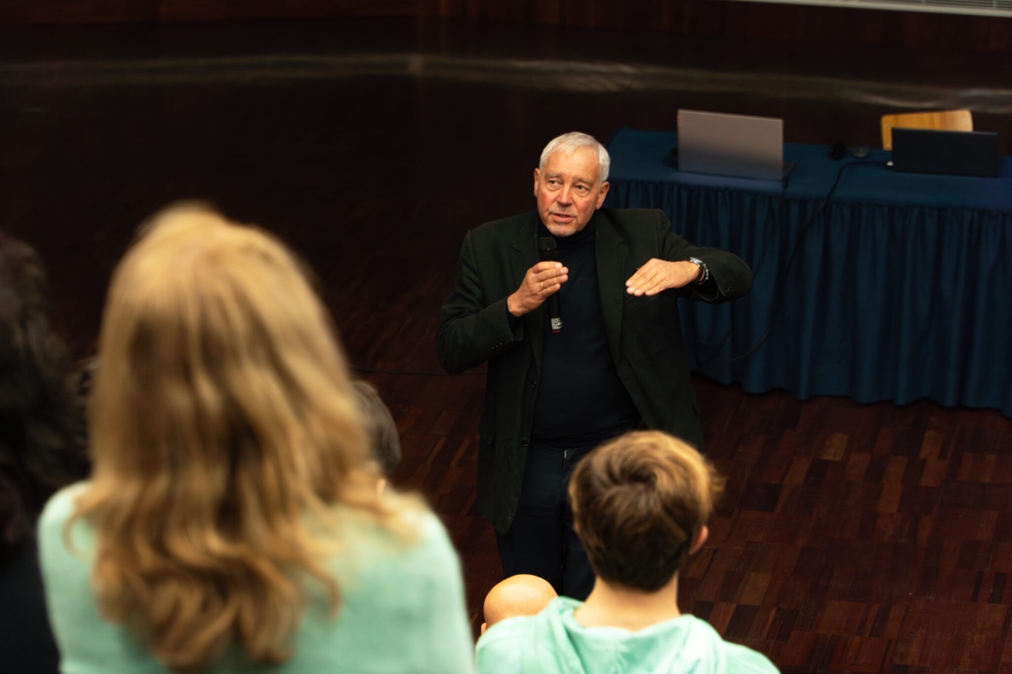 Talk in Lisbon: “Microbes, the body’s hidden helpers” | Thomas Bosch